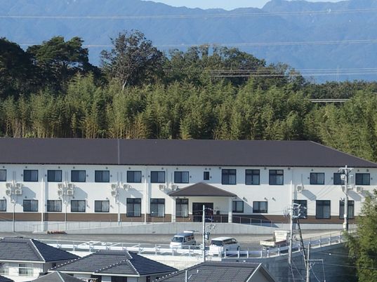 山々と緑に囲まれた建物