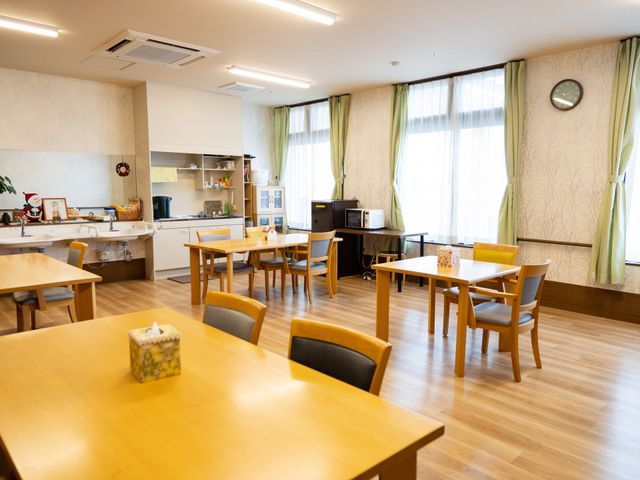 窓からの光が差し込む部屋 ダイニングルーム 明るい自然光が降り注ぐ快適な空間です。広々とした食事の場で、リラックスした時間を過ごせます。