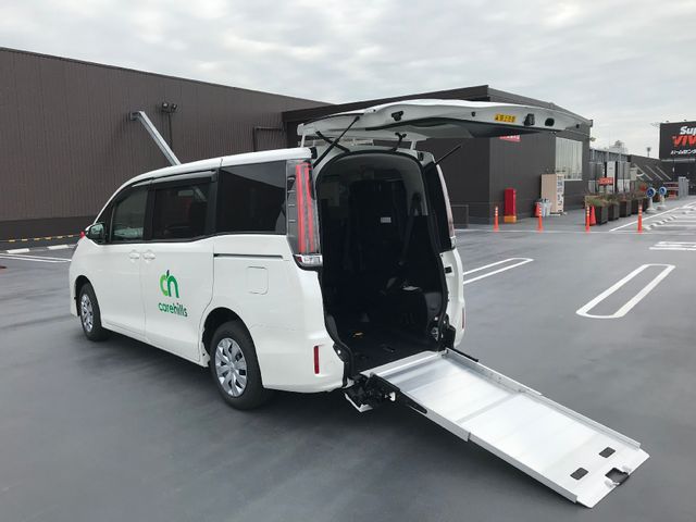バリアフリー対応車両 駐車場 バリアフリーの心配りが行き届いた車両です。スロープが備えられており、どなたでも快適にご利用いただけます。