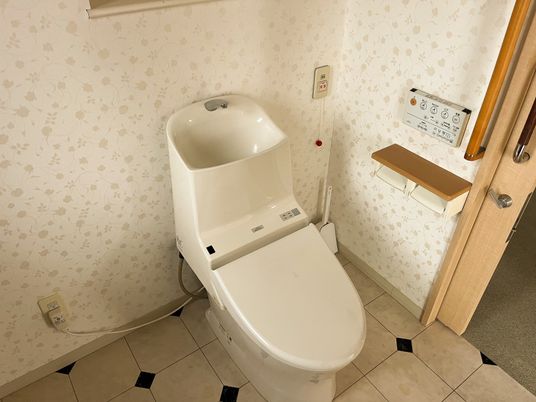 スタイリッシュな設備の便器