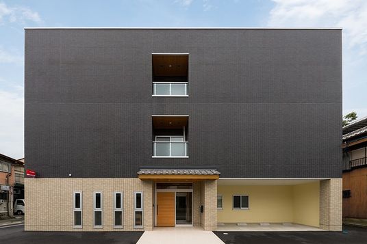 モダンな外観の建物  