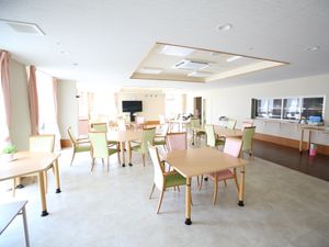 広々とした明るい食堂