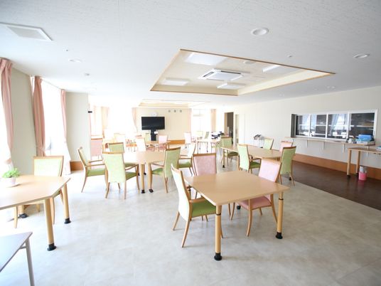 広々とした明るい食堂