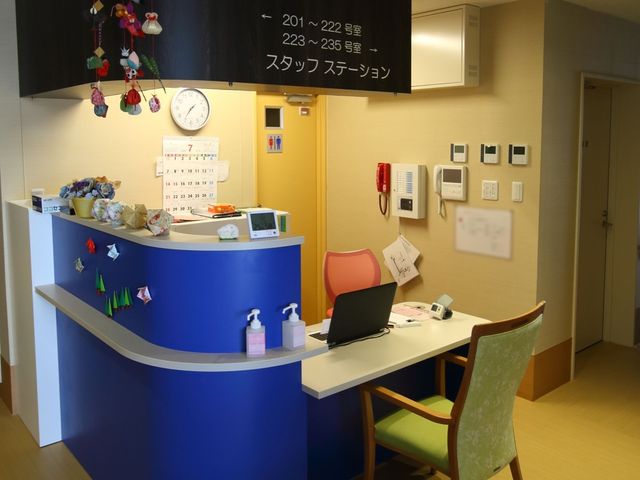 スタッフステーション スタッフステーション カラフルで温かみのある受付スペースです。働くスタッフの笑顔が心地よいお出迎えをしてくれる場所です。