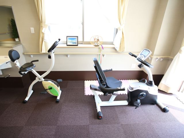 健康維持のための運動器具 トレーニングマシン フィットネスバイクなどの運動器具が設置されており、健やかな生活をサポートするスペースです。自由に体を動かしながらリフレッシュもできます。