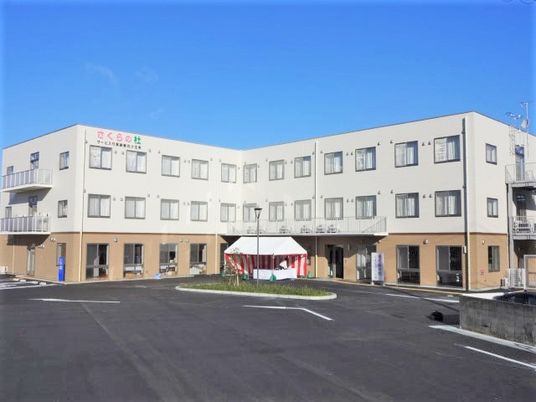 広々とした建物の外観
