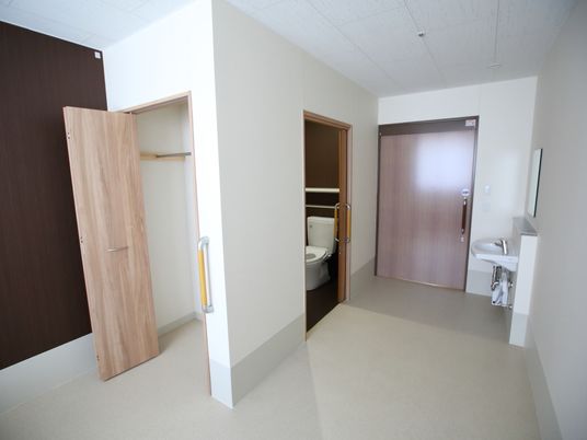 清潔なトイレと洗面台