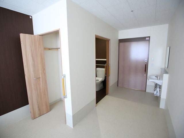 清潔なトイレと洗面台 居室 バリアフリー設計のトイレと洗面台が整っており、使い勝手の良さに配慮された空間です。ゆったりとした間取りで安心してお使いいただけます。