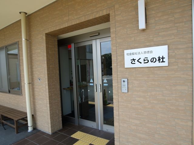 玄関の自動ドア風景 玄関 自動ドアのエントランスはバリアフリー設計で、来訪者を明るく迎え入れます。安全で快適にアクセスできる設計が特徴です。