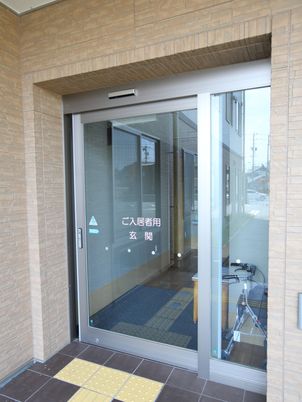 エントランスの自動ドア