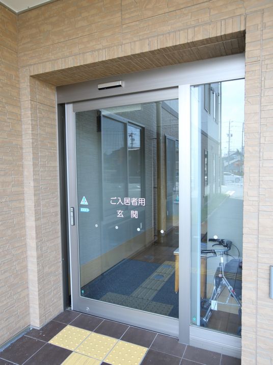 エントランスの自動ドア