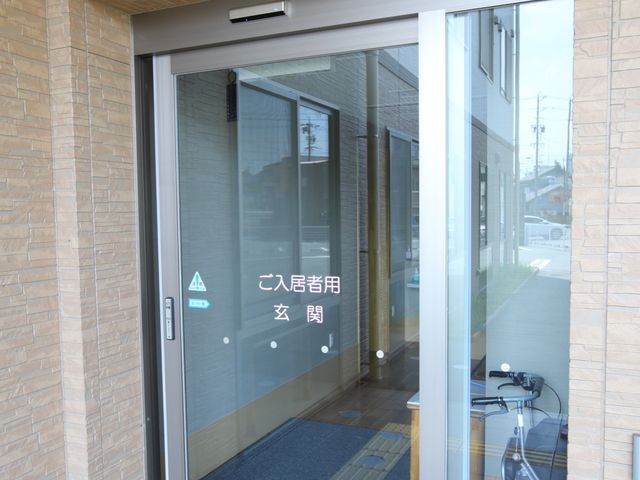 エントランスの自動ドア 玄関 自動で開閉するガラスのエントランスドアがあり、バリアフリー設計になっておりますので、誰でも安心して出入りできます。