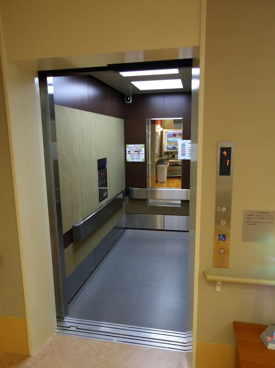 広々としたエレベーター