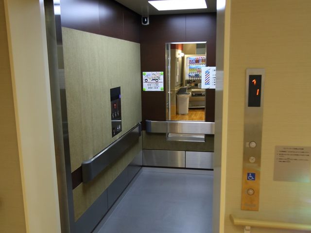 広々としたエレベーター エレベーター 床から天井まで落ち着いた色合いで統一されたエレベーター。手すり付きで、どなたでも安全にご利用いただけます。