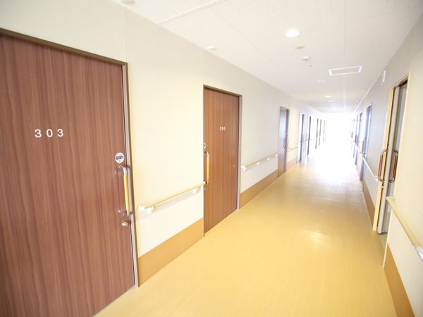 明るく広い廊下