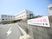 施設の外観と看板