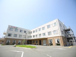 晴天の下の施設外観