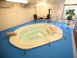 明るい浴室の訓練機能室