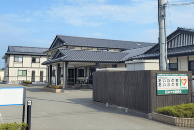 看板がある建物外観