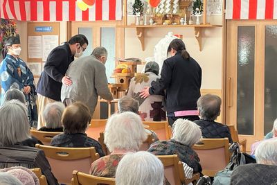 活気ある集まりの場面
