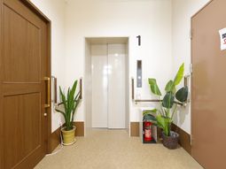 清潔感あるエレベーター前