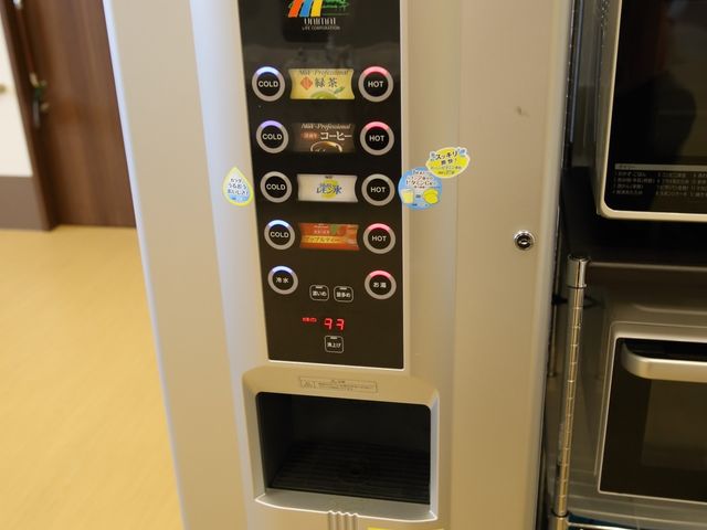 多機能ウォーターサーバー 食堂 最新設備のウォーターサーバーがあり、冷水から温水まで一台で対応しており便利です。快適な食事時間をサポートします。
