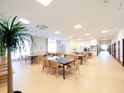 明るい食堂スペース