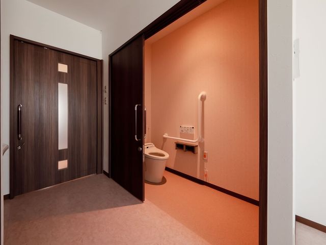 バリアフリートイレ トイレ 手すり付きの広々としたトイレ空間です。安心してご利用いただけるよう配慮がなされています。