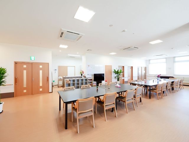 広々とした明るい食堂 食堂 広々とした食堂では、明るい光が差し込み、居心地の良い雰囲気で食事や交流を楽しむことができます。清潔感あふれるこのスペースは、日々の憩いの場となっています。