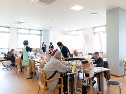 明るい食堂の様子