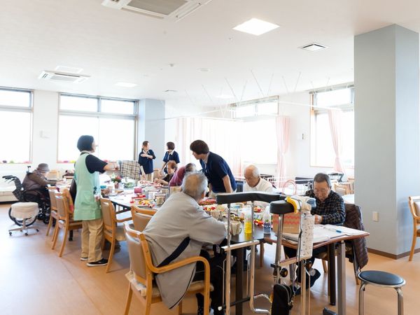 明るい食堂の様子