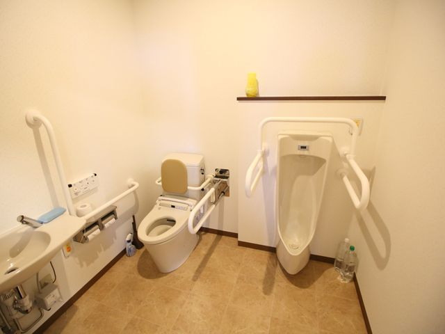バリアフリートイレ設備 トイレ 手すり付きで安全性を考慮した清潔なトイレ空間です。サポートが必要な方も安心してご利用いただける設計になっております。