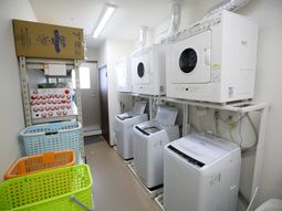 洗濯機と乾燥機が並ぶ部屋