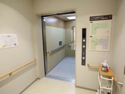 清潔感のある廊下エレベーター