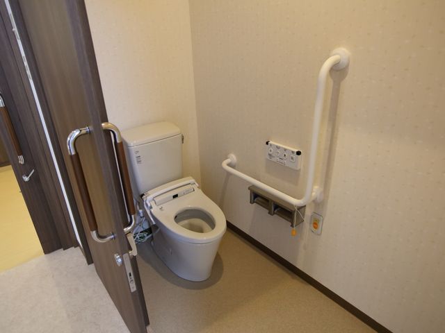 バリアフリー設計のトイレ トイレ 手すり付きで安全に配慮された清潔なトイレです。快適な環境で利用者のサポートを行えます。