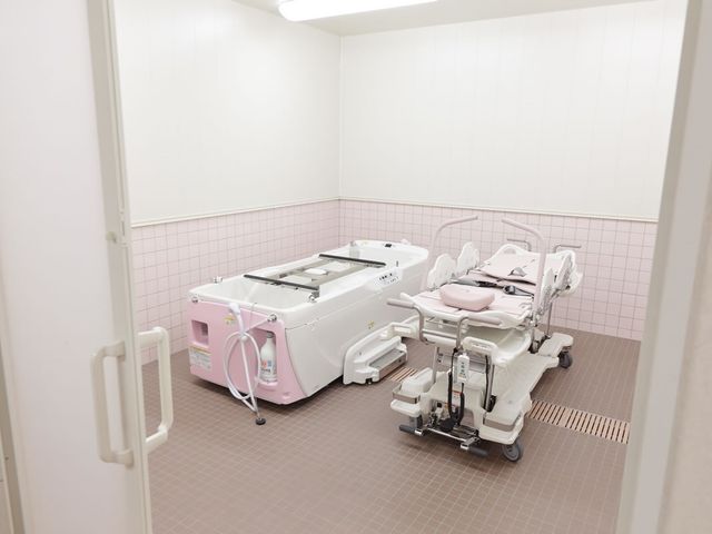 バリアフリー浴室設備 浴室 最新の機器を備えた清潔な浴室です。安全に配慮された設計で、ご利用者の快適な生活をサポートします。