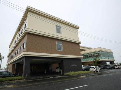ゆったりとした外観の建物