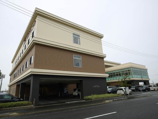 ゆったりとした外観の建物