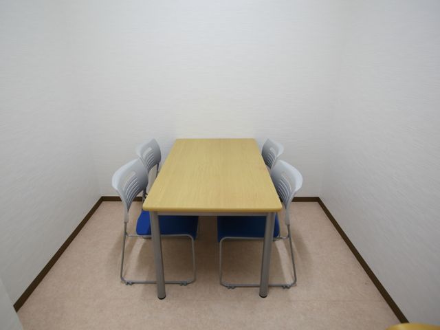 シンプルなテーブルセット 相談室 綺麗に整頓された空間に、シンプルなテーブルと椅子が配置されています。コミュニケーションの場としてもご利用いただけます。