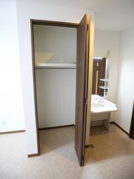 シンプルな洗面台とクローゼット