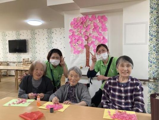 笑顔の集い春の壁画前