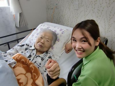 笑顔の介護スタッフと利用者