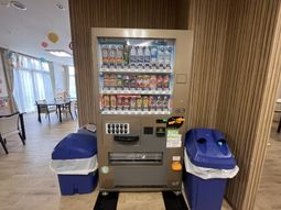 飲料自販機と食堂  