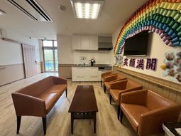 明るい共用ラウンジ  