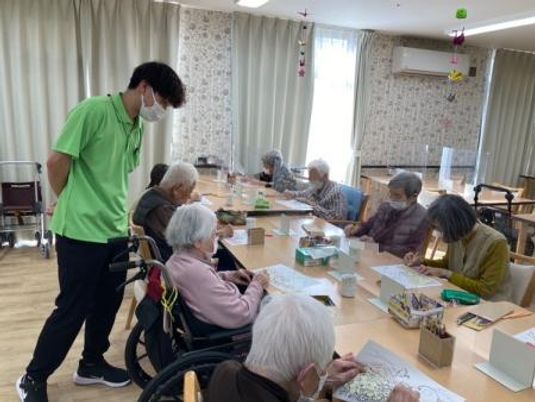 利用者の活動を見守るスタッフ