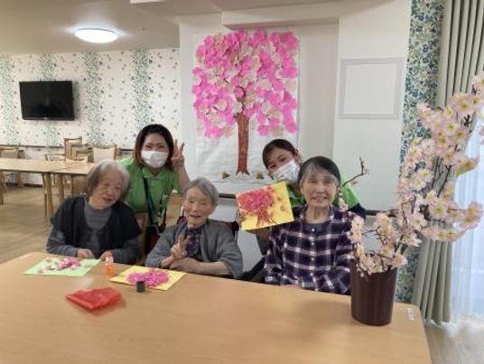 桜飾りと笑顔の集い