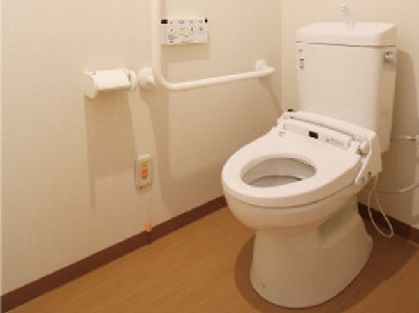 手すり付き清潔なトイレ
