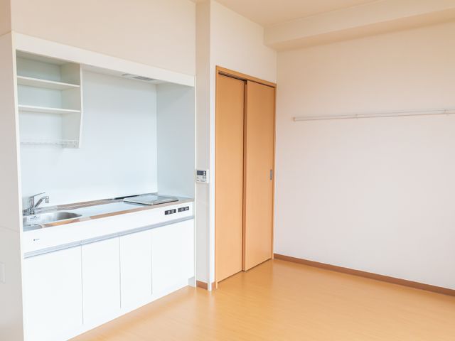 居室キッチン付き部屋 居室 清潔感溢れるキッチン付きの居室です。広々とした空間で、自由な生活をお過ごしいただけます。