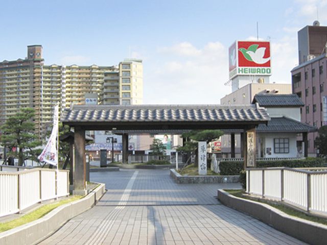 伝統的な門と広場 周辺環境 伝統的な造りのエントランスが迎えてくれる職場で、歴史を感じながら働きたい方には最適です。清潔感のある広々とした空間が広がっています。