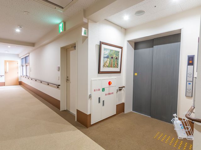 清潔感ある廊下 廊下 手すり付きで明るい廊下が、快適な移動をサポートします。適度な広さがあり、安全かつ円滑に移動ができる設計となっています。